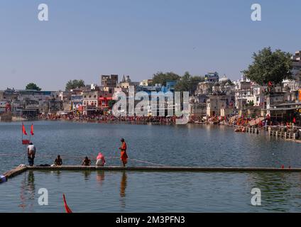 Indische Pilger im Barhama-See und Badegurken, Rajasthan, Pushkar, Indien Stockfoto