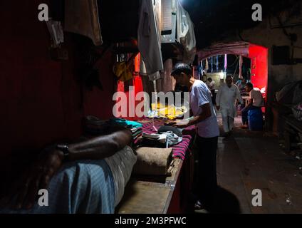 Wäschereipersonal bügelt in Dhobi Ghat, Maharashtra, Mumbai, Indien Stockfoto