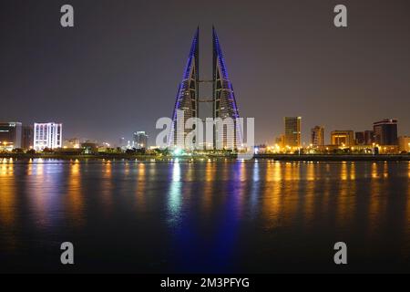 Die segelförmigen Türme und Windturbinen der Bahrain WTC-Türme stehen für die maritime Geschichte von Manama, Bahrain und dem Nahen Osten Stockfoto