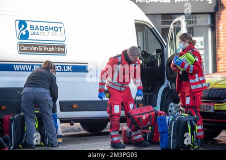 Ascot, Berkshire, Großbritannien. 16.. Dezember 2022. Nach einem schweren Verkehrsunfall heute Morgen in der Ascot High Street hat die Thames Valley Police inzwischen bestätigt, dass eine 91-jährige Frau, die bei einem Zusammenstoß mit einem weißen Lieferwagen Fußgänger war, ins Krankenhaus gebracht wurde, aber leider starb. Es wurden keine Verhaftungen vorgenommen. Die Polizei von Thames Valley, die Rettungsmannschaften und die Notfallteams von Thames Valley Air Ambulance waren anwesend. Ein Teil der High Street blieb heute Nachmittag geschlossen, da Polizei und Unfalluntersuchungsteams am Tatort blieben. Kredit: Alamy Live News Stockfoto