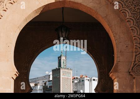 Das Minarett der Moschee führt durch ein altes Medina-Tor in Casablanca, Marokko Stockfoto