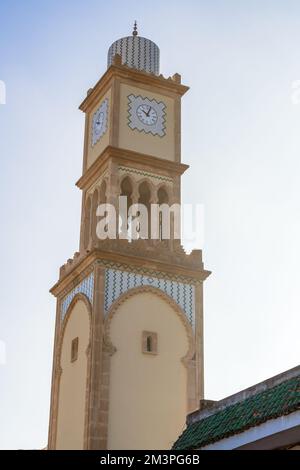 Casablanca Uhrenturm auf Französisch Tour de l'Horloge vor blauem Himmel Stockfoto