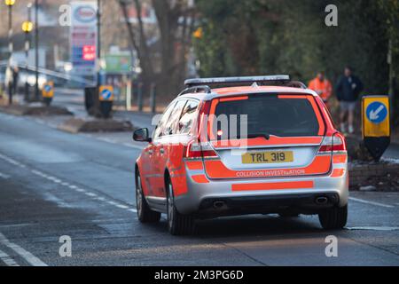 Ascot, Berkshire, Großbritannien. 16.. Dezember 2022. Nach einem schweren Verkehrsunfall heute Morgen in der Ascot High Street hat die Thames Valley Police inzwischen bestätigt, dass eine 91-jährige Frau, die bei einem Zusammenstoß mit einem weißen Lieferwagen Fußgänger war, ins Krankenhaus gebracht wurde, aber leider starb. Es wurden keine Verhaftungen vorgenommen. Die Polizei von Thames Valley, die Rettungsmannschaften und die Notfallteams von Thames Valley Air Ambulance waren anwesend. Ein Teil der High Street blieb heute Nachmittag geschlossen, da Polizei und Unfalluntersuchungsteams am Tatort blieben. Kredit: Alamy Live News Stockfoto