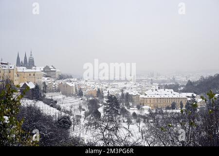 Prag, Tschechische Republik. 16.. Dezember 2022. Winteratmosphäre in Prag, Tschechische Republik, 16. Dezember 2022. Kredit: Katerina Sulova/CTK Photo/Alamy Live News Stockfoto