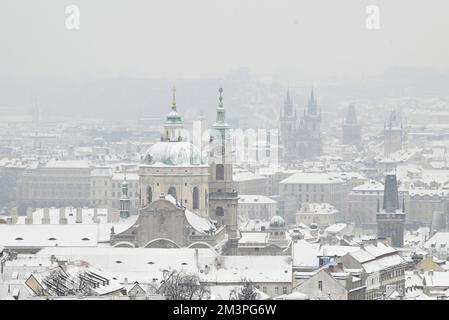 Prag, Tschechische Republik. 16.. Dezember 2022. Winteratmosphäre in Prag, Tschechische Republik, 16. Dezember 2022. Kredit: Katerina Sulova/CTK Photo/Alamy Live News Stockfoto