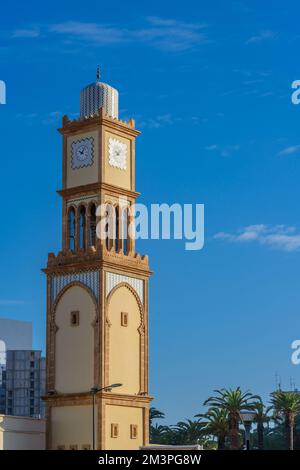 Casablanca Uhrenturm auf Französisch Tour de l'Horloge vor blauem Himmel Stockfoto