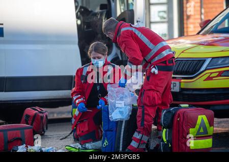 Ascot, Berkshire, Großbritannien. 16.. Dezember 2022. Nach einem schweren Verkehrsunfall heute Morgen in der Ascot High Street hat die Thames Valley Police inzwischen bestätigt, dass eine 91-jährige Frau, die bei einem Zusammenstoß mit einem weißen Lieferwagen Fußgänger war, ins Krankenhaus gebracht wurde, aber leider starb. Es wurden keine Verhaftungen vorgenommen. Die Polizei von Thames Valley, die Rettungsmannschaften und die Notfallteams von Thames Valley Air Ambulance waren anwesend. Ein Teil der High Street blieb heute Nachmittag geschlossen, da Polizei und Unfalluntersuchungsteams am Tatort blieben. Kredit: Alamy Live News Stockfoto