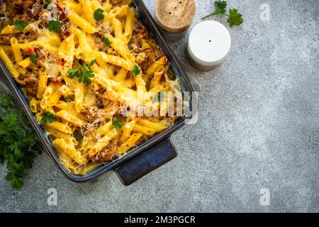 Pasta Penne mit Hackfleisch, Käse und cremiger Sauce. Stockfoto