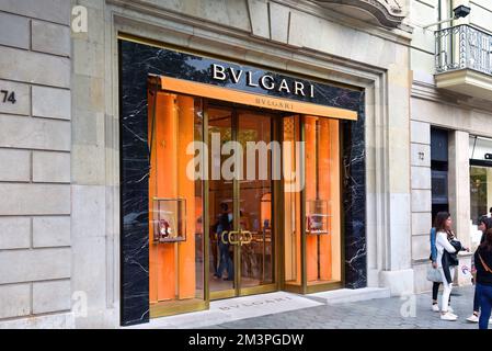 Barcelona, Spanien - 5. Mai 2018: Bulgari, unter dem Markennamen BVLGARI, Geschäft auf dem Passeig de Gracia, ist ein italienisches Luxusmodehaus, das für seinen Schmuck bekannt ist. Stockfoto