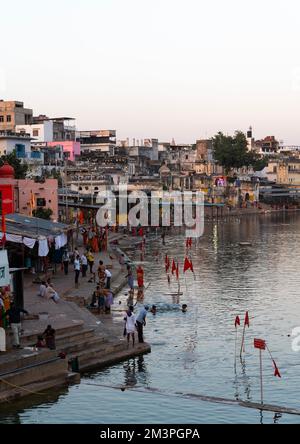 Indische Pilger im Barhama-See und Badegurken, Rajasthan, Pushkar, Indien Stockfoto