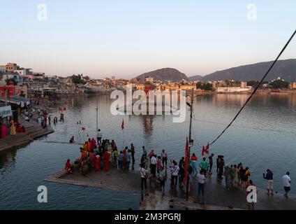 Indische Pilger im Barhama-See und Badegurken, Rajasthan, Pushkar, Indien Stockfoto