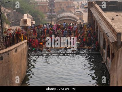 Indische Pilger baden im Galtaji-Tempel, auch bekannt als Affentempel, Rajasthan, Jaipur, Indien Stockfoto