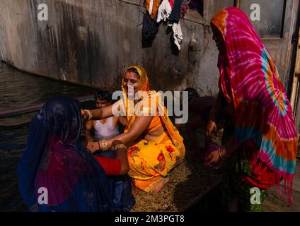 Indische Pilger baden im Galtaji-Tempel, auch bekannt als Affentempel, Rajasthan, Jaipur, Indien Stockfoto