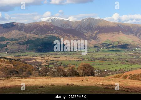 April Blick auf einen schneebedeckten Skiddaw aus dem Westen, Lake District, England, Großbritannien Stockfoto