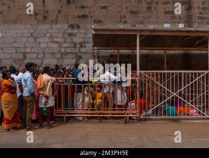 Indianer, die sich anstellen, um den Sri Ranganathaswamy Tempel, Tamil Nadu, Tiruchirappalli, Indien zu betreten Stockfoto