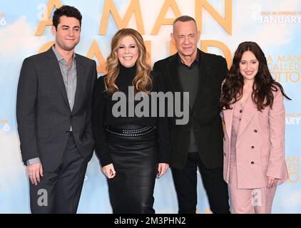 16.. Dezember 2022, London, Großbritannien. Truman Hanks, Rita Wilson, Tom Hanks und Mariana Trevino, die an der Fotokonferenz "Ein Mann namens Otto" im Corinthia Hotel in London teilnahmen. Kredit: Doug Peters/EMPICS/Alamy Live News Stockfoto