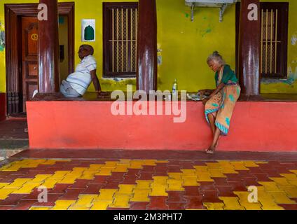 Alte indianerin, die in ihrem Hof isst, Pondicherry, Puducherry, Indien Stockfoto