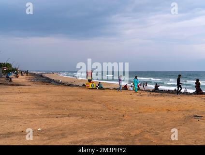 Indianer am restaurierten Strand, Pondicherry, Puducherry, Indien Stockfoto