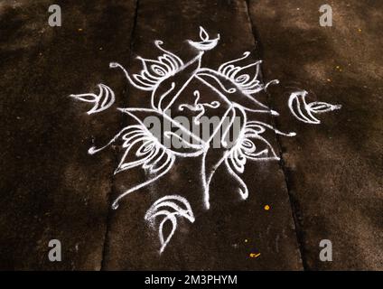 Kolam auf der Straße für Diwali, Pondicherry, Puducherry, Indien Stockfoto