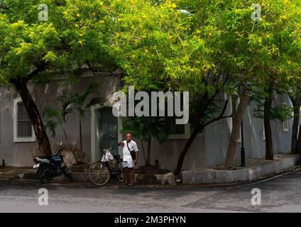 Indischer Mann mit Fahrrad im french Quarter, Pondicherry, Puducherry, Indien Stockfoto
