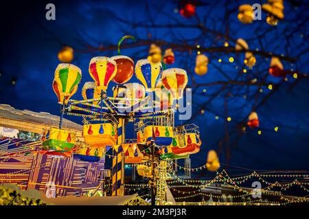 Nacht, hell leuchtendes Karussell, helle Dekoration der Stadt, Weihnachten und Neujahr Hintergrund Stockfoto