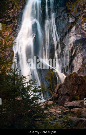 Ein vertikales Bild des Powerscourt Wasserfalls im Herbst in Portlaoise, County Laois, Irland Stockfoto
