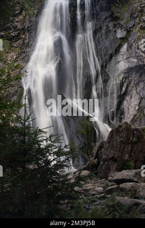 Ein vertikales Bild des Powerscourt Wasserfalls im Herbst in Portlaoise, County Laois, Irland Stockfoto