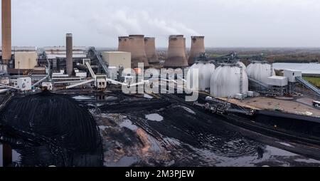 DRAX-KRAFTWERK, GROSSBRITANNIEN - 27. NOVEMBER 2022. Panoramablick auf ein Drax-Kohlekraftwerk mit Steinkohlevorräten, die während des Vereinigten Königreichs verbrannt werden können Stockfoto