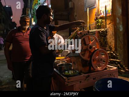 Ein Indianer, der frischen Rohrsaft macht, Rajasthan, Jaipur, Indien Stockfoto