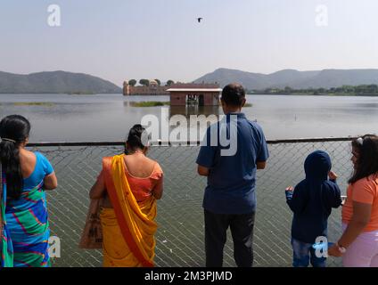 Indische Touristen vor dem Jal mahal Wasserpalast am man Sagar See, Rajasthan, Jaipur, Indien Stockfoto