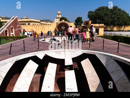 Indische Touristen in der astronomischen Beobachtungsstelle Jantar Mantar, Rajasthan, Jaipur, Indien Stockfoto