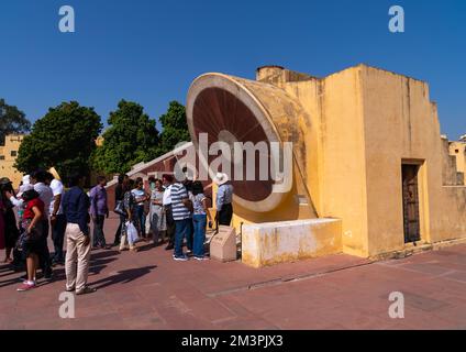 Indische Touristen in der astronomischen Beobachtungsstelle Jantar Mantar, Rajasthan, Jaipur, Indien Stockfoto