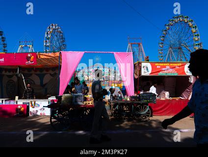Riesenrad gegen den klaren Himmel auf der Pushkar Camel Fair, Rajasthan, Pushkar, Indien Stockfoto