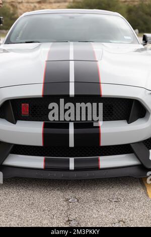 Weißer Shelby Cobra Mustang mit schwarzen Rennstreifen auf Einem Parkplatz Stockfoto