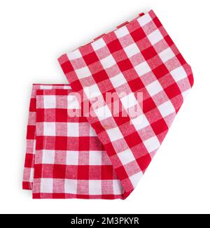 Rotes kariertes Küchentischtuch isoliert auf Weiß. Zusammengeklappte Picknick-Tischdecke Stockfoto