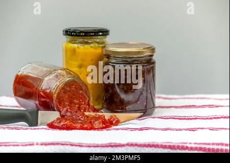 Hausgemachte Konfitüre aus Obst und Gemüse, die in Glasbehältern aufbewahrt wurde, Bild von Bestandsfotos Stockfoto