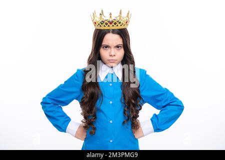 Kleine Königin mit goldener Krone. Teenager-Mädchen Prinzessin hält Krone Tiara. Abschlussball Party, Kinderkonzept. Stockfoto