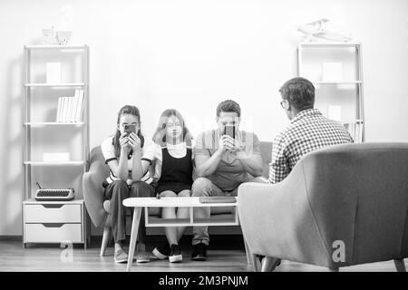 Lebensversicherung und Adoption. Eltern-Lehrer-Treffen. Vater Mutter und Kind bei Psychologiensitzung Stockfoto