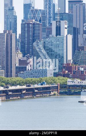 Das Mercedes House ist ein 32-stöckiges Hochhaus in der Hell's Kitchen Gegend von Manhattan. Mietwohnungen und Apartments steigen über einem Mercedes-Benz Ausstellungsraum auf. Stockfoto