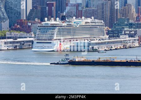 Norwegian Joy, ein Kreuzfahrtschiff der Norwegian Cruise Line, segelt im Sommer von NYC nach Bermuda, Bahamas, Karibik, Kanada und Neuengland. Stockfoto