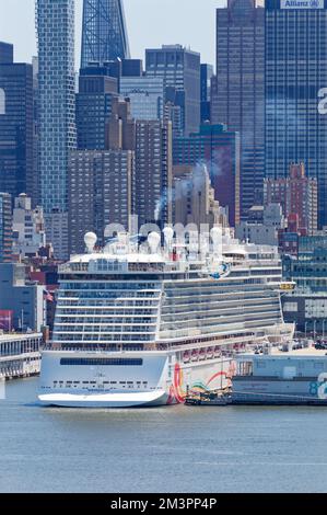 Norwegian Joy, ein Kreuzfahrtschiff der Norwegian Cruise Line, segelt im Sommer von NYC nach Bermuda, Bahamas, Karibik, Kanada und Neuengland. Stockfoto