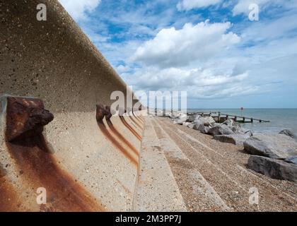 Sea Wall - Aldeburgh - Suffolk, England, Großbritannien Stockfoto