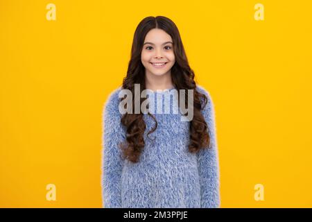 Glücklicher Teenager, positive und lächelnde Emotionen des Teenagers. Niedliche präteen Mädchen Kopf geschossen. Kinderportrait auf isoliertem Hintergrund. Schöner Teenager Stockfoto