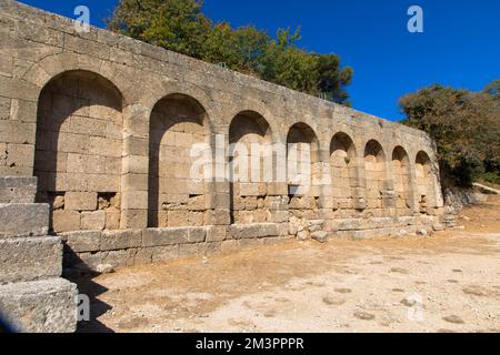 Ruinen des antiken Theaters in der Akropolis von Rhodos. Insel Rhodos, Griechenland Stockfoto