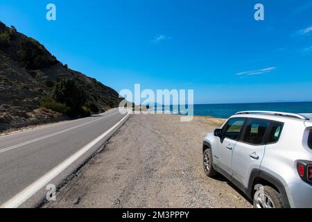 Ein weißer Jeep Renegade parkt an einer Straße in einer typischen Flusslandschaft. Rhodos-Insel, Griechenland. Oktober 09,2022 Stockfoto