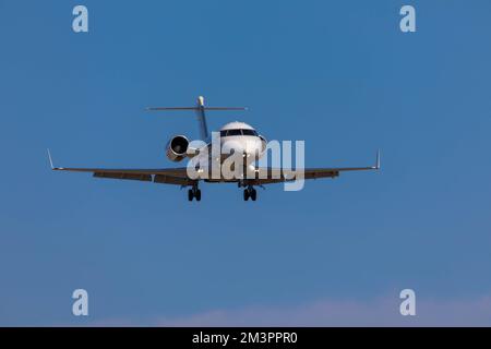 Privatjet auf Landeanflug. Blauer Himmel mit viel Platz für Text. Stockfoto