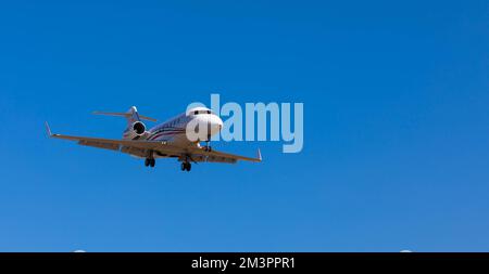 Privatjet auf Landeanflug. Blauer Himmel mit viel Platz für Text. Stockfoto