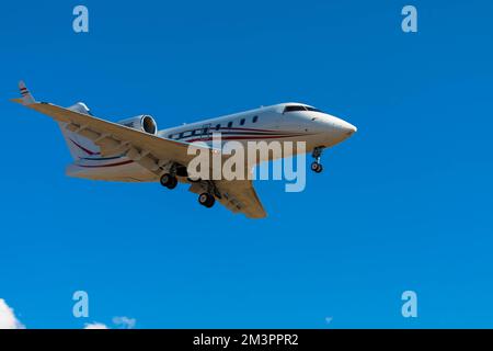 Privatjet auf Landeanflug. Blauer Himmel mit viel Platz für Text. Stockfoto