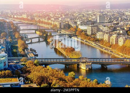 Wunderschöner Panoramablick über historische Pariser Gebäude vom Eiffelturm. Landschaft von Paris und seine. Dachansicht aus der Vogelperspektive. Höhenklasse Stockfoto