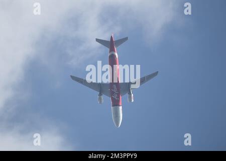 Chiangmai, Thailand - November 14 2022: 9M-AHY Airbus A320-200 von AirAsia. Fahren Sie vom Flughafen Chiangmai nach Kuala lumpur, Malaysia. Stockfoto